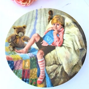 Gänsemutterteller: Doodle Doodle Dumpling, verpackt mit Zertifikat, John McClelland's Nursery Decor
