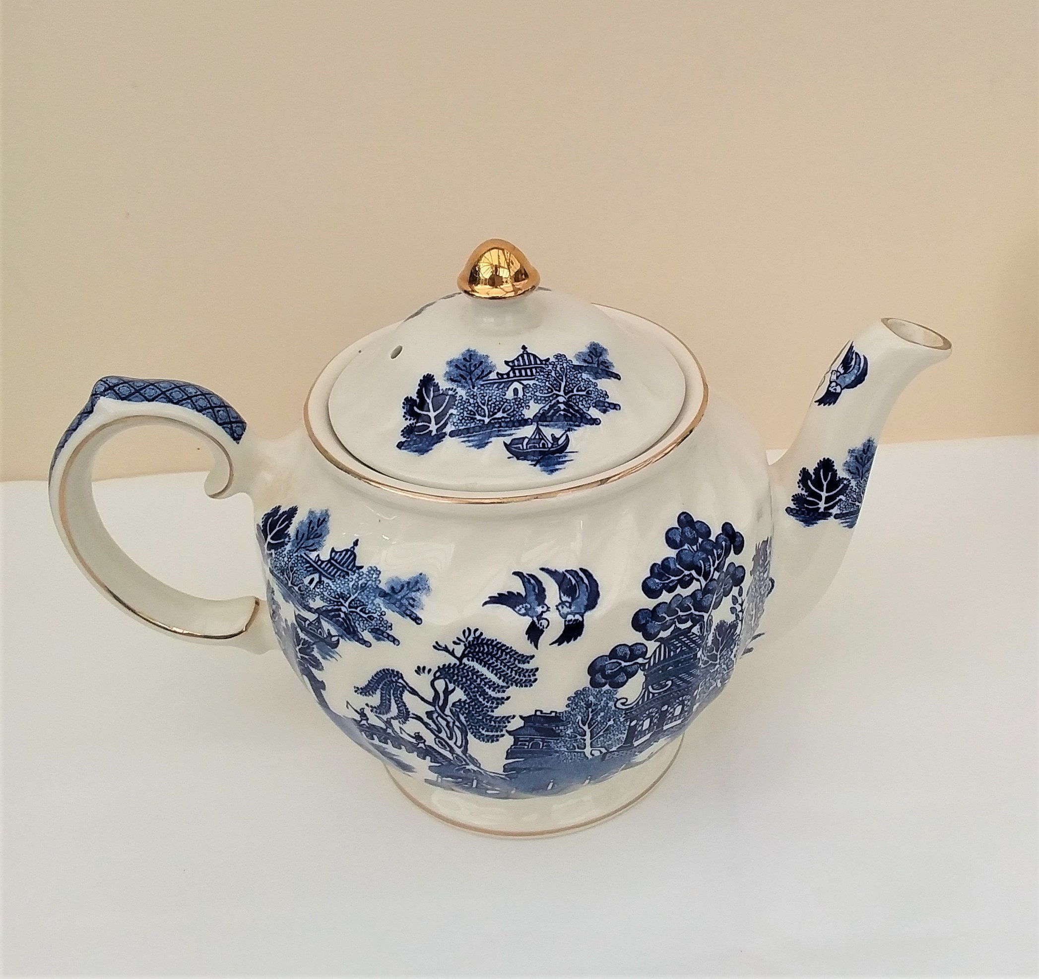 Sadler blue and white Willow Pattern teapot with gold trim Etsy