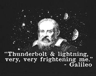 Könnte beinhalten: Schwarzes T-Shirt mit einem weißen Bild von Galileo Galilei und einem Zitat: "Donner und Blitz, sehr, sehr erschreckend für mich." - Galileo