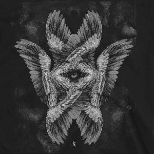 Może przedstawiać: Czarna koszulka z szczegółową, szarą grafiką wielu skrzydeł zbiegających się wokół centralnego oka. Projekt ma teksturowaną, niemal eteryczną jakość, z małą postacią na dole.