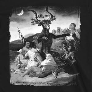 Puede incluir: Camiseta negra con una ilustración en escala de grises de una figura parecida a una cabra con cuernos, rodeada de varias figuras en un estilo artístico clásico. Una luna creciente es visible en el fondo.