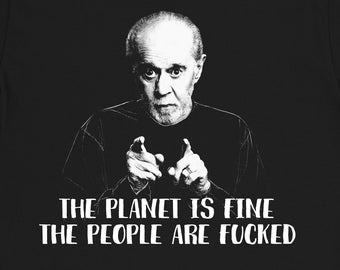 Könnte beinhalten: Schwarzes T-Shirt mit einem Schwarz-Weiß-Bild eines Mannes, der mit dem Finger zeigt. Der weiße Text darunter lautet: "THE PLANET IS FINE THE PEOPLE ARE FUCKED".