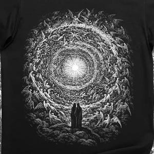 Pode incluir: T-shirt preto com uma ilustração branca detalhada. O design mostra uma fonte de luz central rodeada por figuras, criando uma cena dramática e etérea. A t-shirt é de estilo gola redonda clássica.