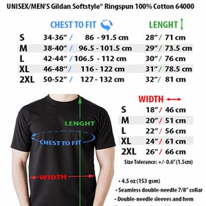 K&ouml;nnte beinhalten: Gr&ouml;&szlig;entabelle f&uuml;r ein schwarzes T-Shirt mit Brust-, L&auml;ngen- und Breitenma&szlig;en in Zoll und Zentimetern. Die Tabelle enth&auml;lt die Gr&ouml;&szlig;en S, M, L, XL und 2XL mit den entsprechenden Ma&szlig;en. Das T-Shirt besteht aus 100 % Ringspun-Baumwolle.