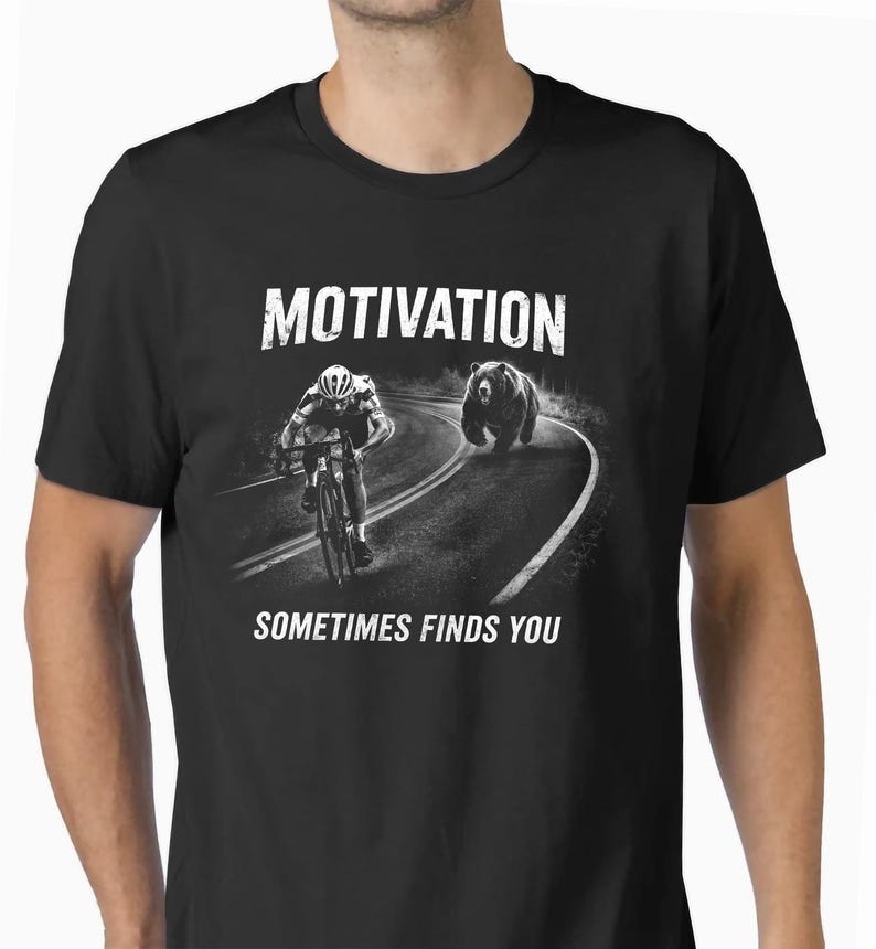 Motivation – Manchmal findet sie DICH, Bären jagender Radfahrer T-Shirt – Motivations-T-Shirt Bild 1
