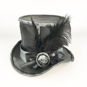 Silver top hat, Steampunk cosplay, Hat with feathers, Cosplay commission, Custom dad hat, Gothic hat, Gothic clothes, Eva foam,Victorian hat