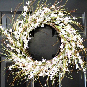 Witte Forsythia-krans, lentekrans, bessenkrans, Forysthia-krans, witte bessenkrans, zomerkrans. voordeur: