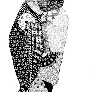 Op de afbeelding: Zwart-witte lijntekening van een pinguïn met een gedetailleerd patroonontwerp. De pinguïn kijkt naar rechts en heeft een lange snavel. De handtekening van de kunstenaar "CRACCO 24.7.19" staat in de rechterbenedenhoek.
