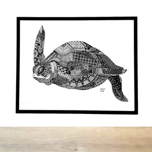 Peut inclure: Dessin au trait noir et blanc d'une tortue de mer avec des motifs complexes sur sa carapace. Le dessin est encadré et la signature de l'artiste est visible en bas à droite.