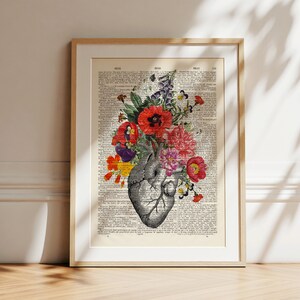 Anatomisches Herz mit Blumen, Kunstdruck anatomisches Herz, Druck auf alter Buchseite, Valentinstag Geschenk image 2