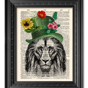 Op de afbeelding: Een zwart-witte illustratie van een leeuwenkop die een groene hoge hoed draagt met gele, rode en roze bloemen. De afbeelding is gedrukt op een vintage woordenboekpagina met de zichtbare tekst "AFAR".