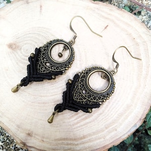 Makramee-Ohrringe, Ethno- und Bohème-Stil, Makramee-Ohrringe, Ethno- und Boho-Stil, Auswahl an Garn und Materialfarbe