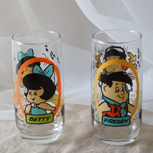 Set of 2 Vintage 1986 Pizza hut Hanna Barbera The Flinstone Kids Betty & Freddy Collectible Glass Tumblers