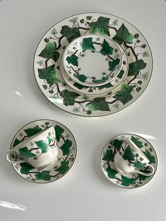 England Wedgwood of Etruria Barlaston Napoleon Ivy China Cup