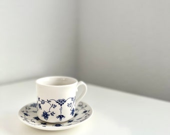 Tasse et soucoupe en porcelaine bleue et blanche à fleurs Churchill Finlandia vintage