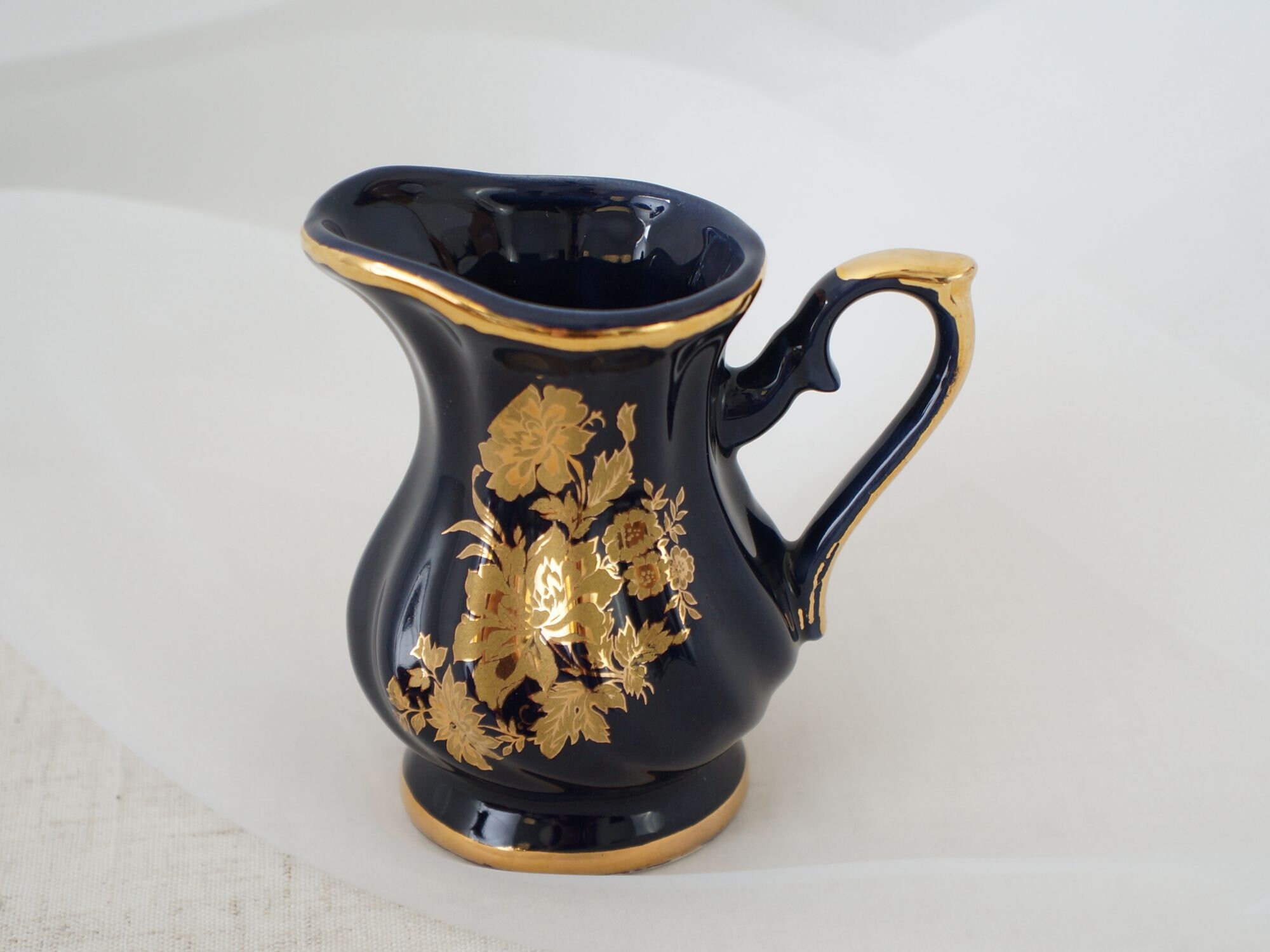 Jarra de porcelana vintage con diseño floral azul cobalto de Onur Turkey
