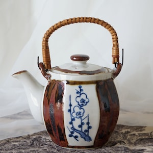 Teiera vintage giapponese in porcellana blu, bianca e marrone con manico, con motivo a fiori di prugna, anni &#39;70