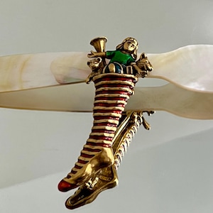 Vintage MMA The Metropolitan Museum of Art Holiday Christmas Doll Toys Stocking Gold Tone Enamel Brooch