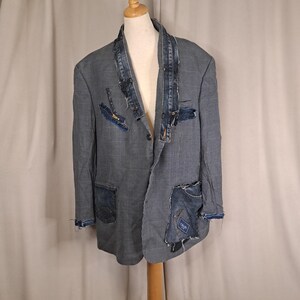 Blazer azul xadrez reciclado. Tamanho 2X. Etiqueta Chaps no bolso. Apliques em jeans. 50R