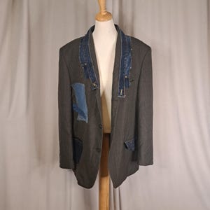 Chaqueta tipo blazer a cuadros verde parduzco reciclada. Talla 2X. Etiqueta Lee en el cuello. Parches de mezclilla. Talla 52R