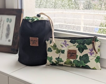 Drawstring Toiletry Bag with water resistant Oilcloth || Kulturbeutel mit Wachstuch || Toiletry Kit | "Wild Violets" Design