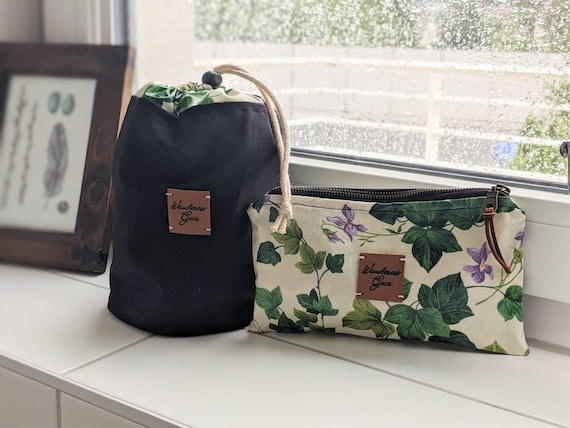 Drawstring Toiletry Bag with water resistant Oilcloth || Kulturbeutel mit Wachstuch || Toiletry Kit | "Wild Violets" Design