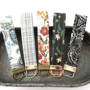 Llavero de pulsera, llavero de pulsera, llavero, cordón de muñeca, llavero floral, llavero floral, pulsera en blanco y negro, llavero boho