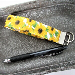 Key Fob Wristlet, Sunflower Wristlet Keychain, Sunflower Key Fob, Keychain Wristlet, Wristlet Keychain. Daisy Wrist Lanyard, Gift Under 5