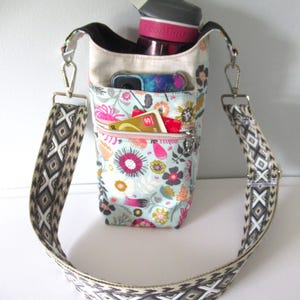 Water Bottle Crossbody Sling: Hiking Drink Bag with Phone Pocket