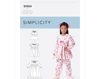 以下が含まれることがあります： SimplicityパターンS9204、女の子用パジャマ。3つのドレスデザインとパジャマセットが特徴です。画像には、ピンクの花柄パジャマを着た女の子が写っています。パターンにはサイズ3〜8が含まれています。