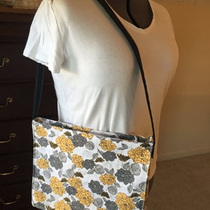 LIQUIDACIÓN*Bolso floral gris claro, gris oscuro y amarillo con parte superior con cremallera y correa de mezclilla negra