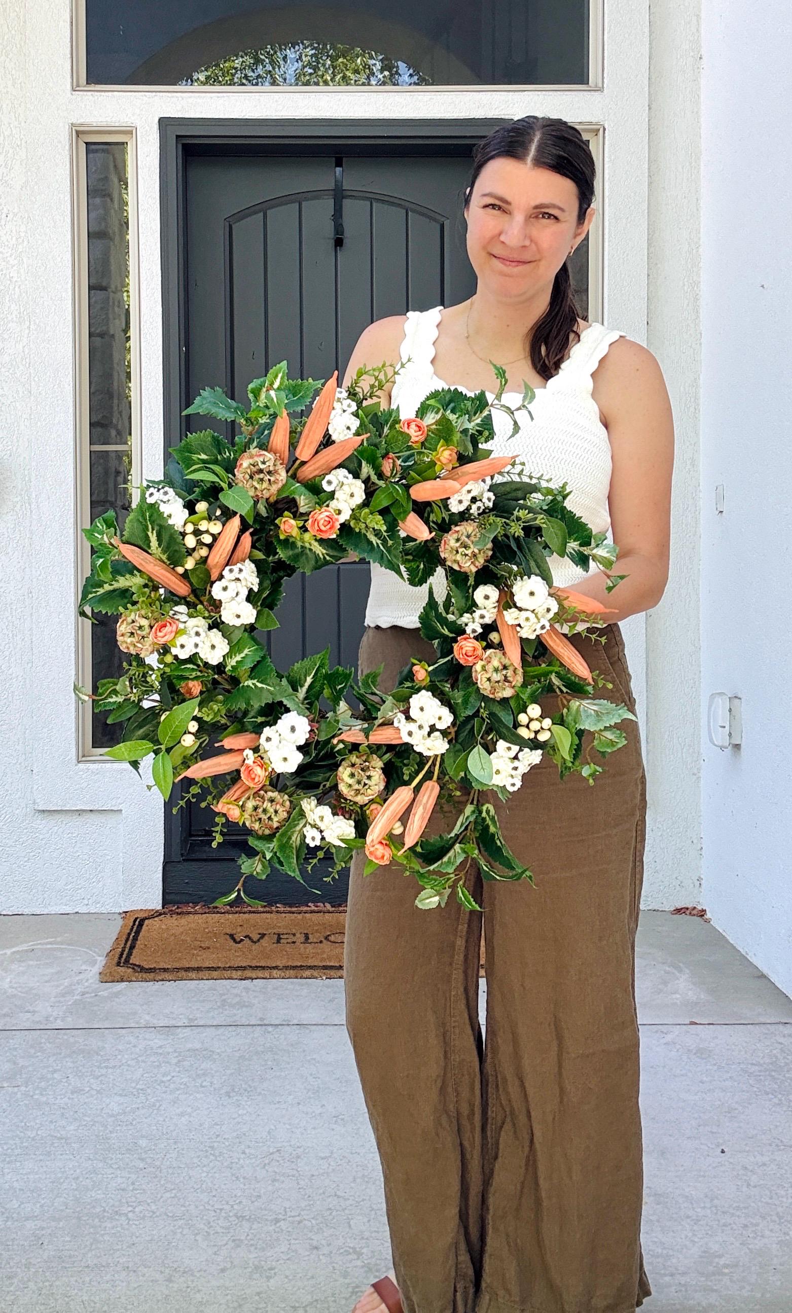 Corona de verano con flores y okra seca artificial, naranja, verde y blanca, de aspecto realista para la puerta de entrada.