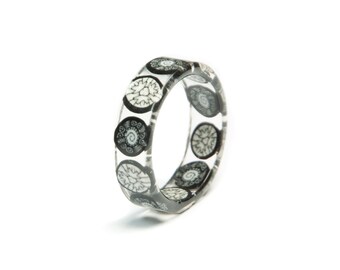Resin ring met polymeerklei canes plakjes in zwart wit