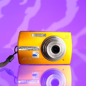 Olympus MJU 700 Digital Point & Shoot 7.1mp Digicam Starter Kit