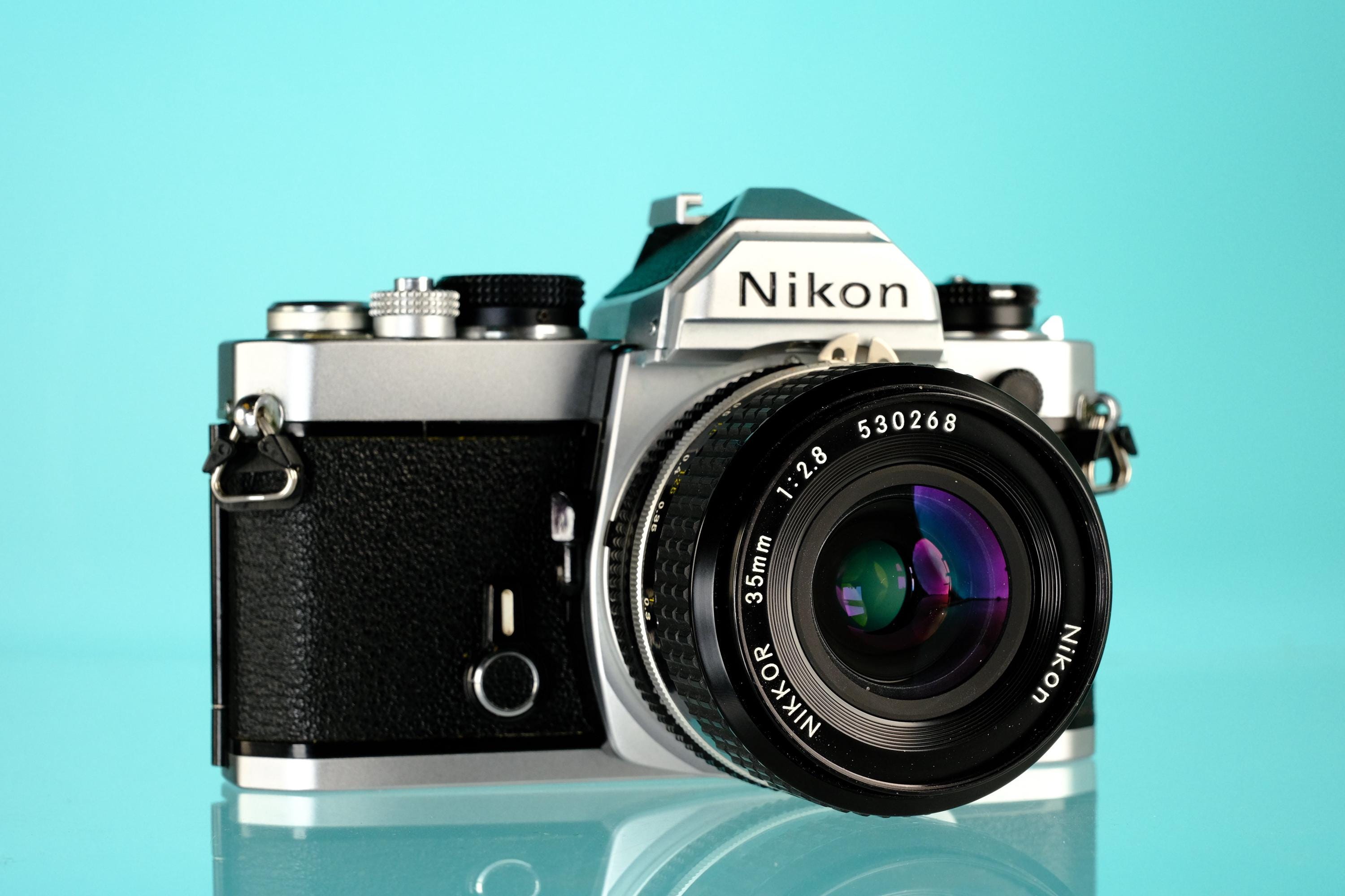 カメラ Nikon FM フィルムカメラ + NIKKOR 35mm f/2.8 レンズ