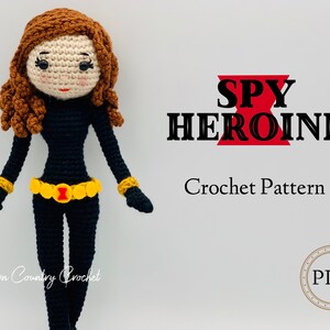 以下が含まれることがあります： 黒いジャンプスーツに黄色のベルトとリストバンドをつけた、スパイのヒロインの編み人形。人形は茶色の髪とニュートラルな肌の色をしています。「SPY HEROINE Crochet Pattern」の文字が見えます。