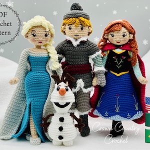 Könnte beinhalten: Häkelanleitung für Frozen-Charaktere: Elsa, Anna, Kristoff und Olaf. Die Figuren sind aus blauem, rotem, braunem und weißem Garn gefertigt. Die Anleitung ist als PDF-Download erhältlich. Crown Country Crochet.