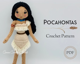 Może przedstawiać: Wzór na szydełku na lalkę Pocahontas. Lalka jest wykonana z beżowej przędzy i ma czarne włosy. Wzór jest dostępny do pobrania w formacie PDF.