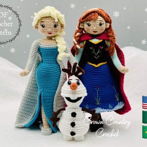 Könnte beinhalten: Häkelanleitung für Elsa, Anna und Olaf aus dem Film Frozen. Die Anleitung enthält Anweisungen zum Herstellen der Figuren aus blauem, rotem und weißem Garn. Die Anleitung ist in Englisch, Spanisch und Portugiesisch verfügbar.