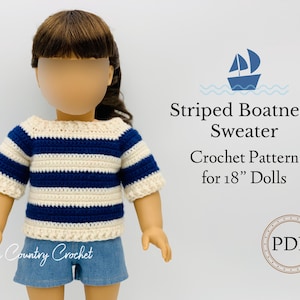 Może przedstawiać: Wzór na szydełkowy sweter w paski z dekoltem łódkowym dla lalek o wysokości 45,7 cm. Wzór dostępny jest w formacie PDF do pobrania. Na zdjęciu widać lalkę w tym swetrze.