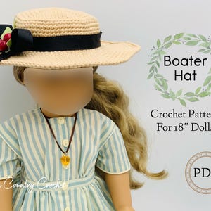 Könnte beinhalten: Ein Häkelmuster für einen 45 cm großen Puppen-Strohhut. Der Hut ist beige mit einem schwarzen Band und einer roten Kirsche als Verzierung. Das Muster ist als PDF-Download erhältlich.  Boater Hat Crochet Pattern for 18" Dolls PDF