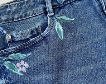 Gonna in jeans dipinta a mano con fiori e foglie  - Collezione "Flora"