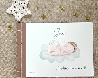 Diario dei primi 12 mesi di vita - Album A4 illustrato fatto a mano. Colleziona ricordi, album foto. Idea regalo mamma, nascita, famiglia