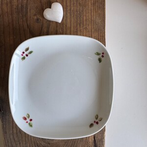 Piatto quadrato con foglie e bacche dipinte a mano