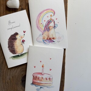 Buon compleanno - Cartolina | biglietto auguri | illustrazione A5, unicorno, torta, riccio con fungo