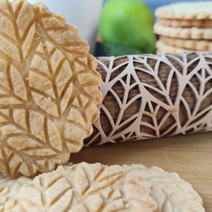 Spring Leaf Embossed Rolling Pin: Decorative Beechwood Cookie Roller
