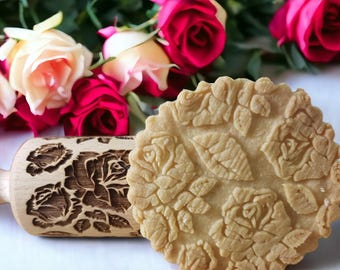 Rodillo de amasar con relieve de 7 rosas: Sello para galletas de madera de haya hecho a mano