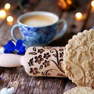 Birds of Paradise Embossed Rolling Pin: Engraved Beechwood