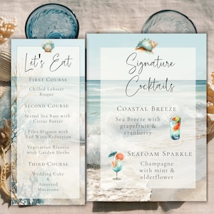 Conjunto de placa com drinque exclusivo e cardápio temático de praia, com decoração de conchas, perfeito para recepção de casamento.
