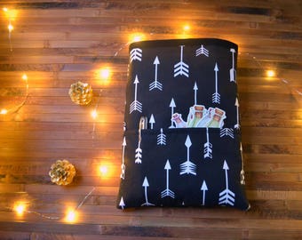 Arrow booksleeve_capa dura em preto e branco booksleeve paperback_puffy booksleeve_bibliophile_bookaholic_book protector_reader gift_book aconchegante